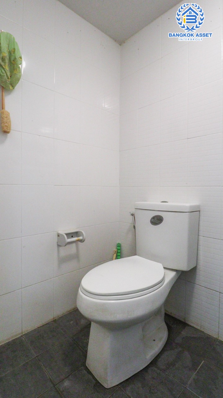 *****ทาวน์เฮ้าส์มือสองย่านวัชรพล! ม.เดอะคอนเน็ค20 วัชรพล-เพิ่มสิน ฟังก์ชันพร้อม 3 ห้องนอน 2 ห้องน้ำ จอดรถได้ 1 คัน เนื้อที่กว้าง 21 ตร.ว. บ้านสวยพร้อมเข้าอยู่ บนทำเลเชื่อมต่อถนนเพิ่มสิน ถนนสุขภิบาล5 ถนนสายไหม เข้าเมืองให้เป็นเรื่องง่ายดาย ใกล้ถนนสุขภิบาล5 และใกล้ทางด่วน ฉลองรัช